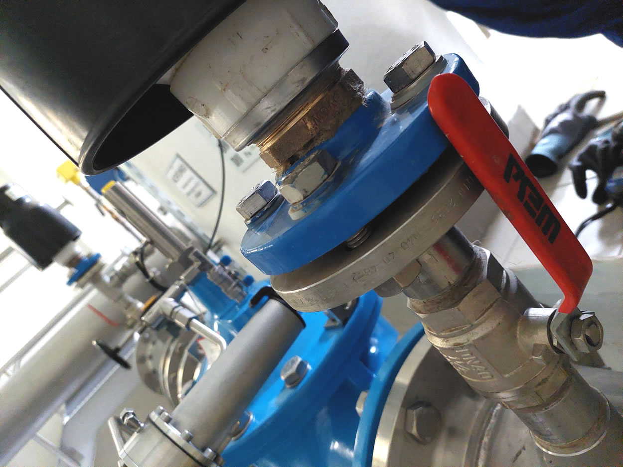 Edelstahlrohrleitung im Pumpwerk