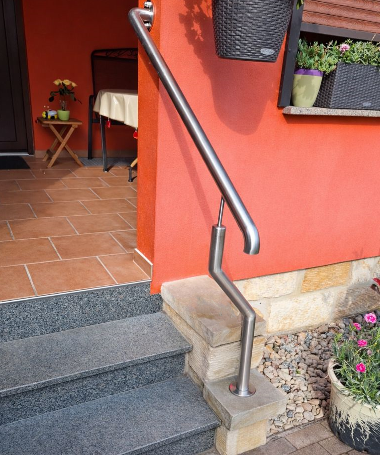 Edelstahl-Handlauf am Hauseingang - Referenz Metallbau Freital