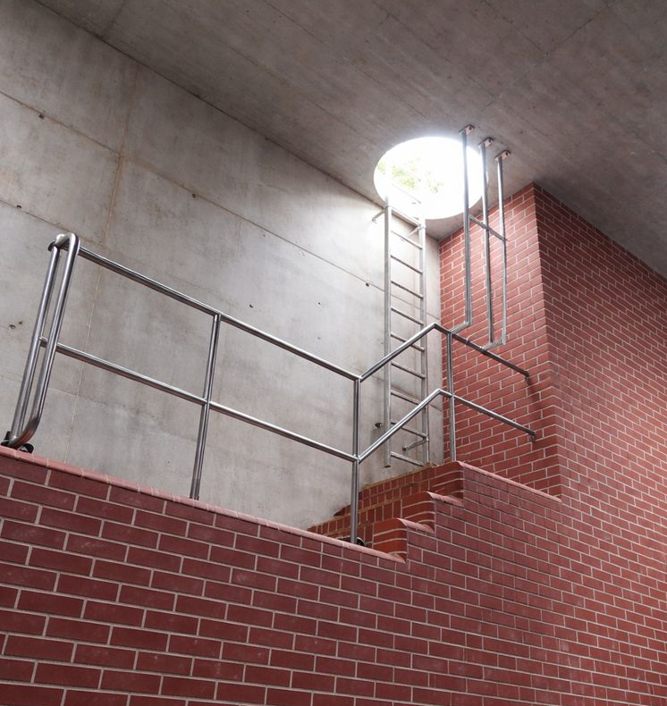 Edelstahl-Industriegeländer mit Fallschutz und Schachtleiter - Referenz Metallbau Freital